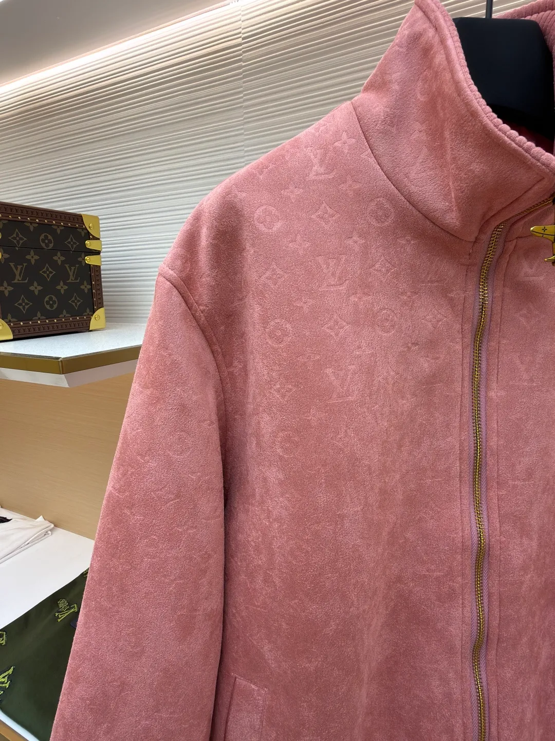 LOUIS VUITTON full-print dark pattern jacket ●Original version: purchased and developed by 40299 ●Item number: 1680960-C20 ●Fabric: suede fabric ●Technology: embossed production ●Version: fitted version ●Weight: about 1030 grams ●Size: 46-48-50-52 ●Description: 100% genuine leather imported suede leather, custom molded and embossed logo. The inner collar and hem threads are made of genuine leather, non-knitted threads, and the upper body is high-end fashion. The overall wiring is straight and delicate, the fabric is comfortable and soft, and the color is consistent without color difference. It can be matched with the same style to create a fashionable look and control various occasions. Customized accessories, complete with three standards, same style for men and women!